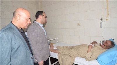 نائب محافظ أسيوط يزور المصابين في حادث انقلاب الأتوبيس بالمستشفيات 