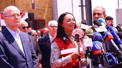 من أمام معبر رفح.. وزيرة التضامن الاجتماعي تطلق نداًء إنسانيًا لإدخال كل المساعدات المصرية 