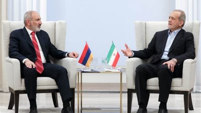 الرئيس الإيراني يبدأ زيارة إلى أرمينيا لتعزيز العلاقات الثنائية والتنسيق الإقليمي