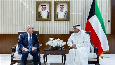 وزير خارجية الكويت يثني على إسهامات السفير المصري البارزة في تعزيز أواصر العلاقات بين البلدين