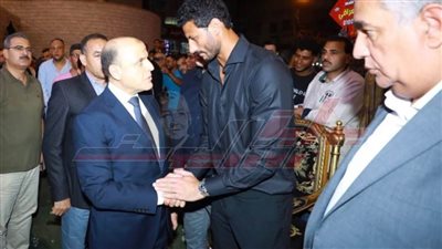 محافظ كفر الشيخ يقدم واجب العزاء في وفاة والد الكابتن محمد الشناوي
