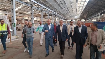 وزير الإنتاج الحربي يتابع سير العملية الإنتاجية بـ