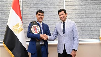 وزير الرياضة يلتقي بطل الكيك بوكس محمد راتب 