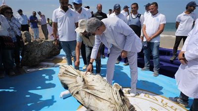  انتشال ثلاث قطع أثرية ضخمة من مياه أبو قير