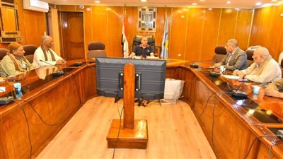 محافظ أسيوط يلتقي المزارعين لمناقشة تعظيم الاستفادة من الأراضي الصحراوية وزيادة الرقعة الزراعية 