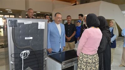 محافظ أسيوط يسلم جهاز عروسة لابنة إحدى المستفيدات من مشروعات تمكين المرأة