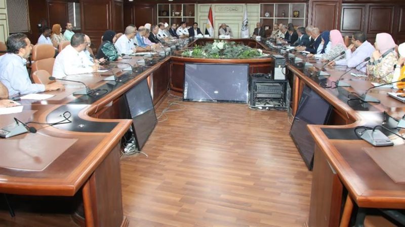 اجتماع محافظ بنى