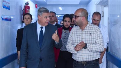 محافظ الإسكندرية يزور مصابي حادث غرق شاطئ أبو تلات