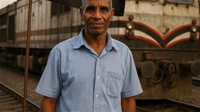 مثال في الشجاعة.. عامل مزلقان ينقذ شابًا من الموت المحقق أمام القطار