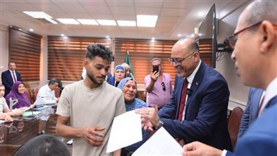 وزير العمل ومحافظ القليوبية يسلمان 217 عقد عمل للشباب بينهم 30 فرصة لذوي الهمم.. ( صور)