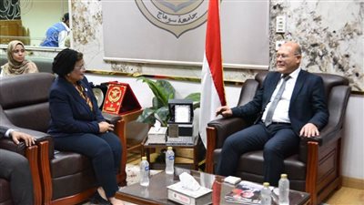 نائب وزير الصحة ورئيس جامعة سوهاج يناقشان تعزيز مواجهة القضية السكانية