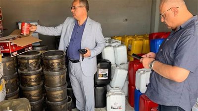 تموين الدقهلية تضبط مصنعين غير مرخصين لتعبئة زيوت سيارات مجهولة المصدر 