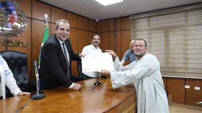 تسليم 27 عقد تقنين لأراضي أملاك الدولة بالمنيا