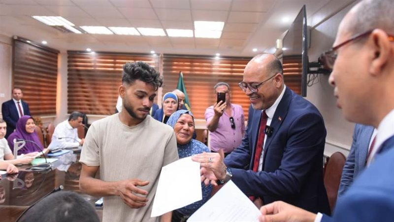 تسليم عقود العمل