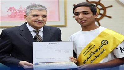 رئيس هيئة قناة السويس يكرم أوائل الثانوية والإعدادية بمدارس الهيئة