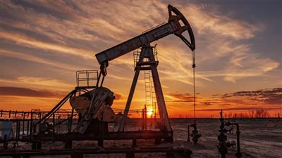 تراجع أسعار النفط بفعل مخاوف الطلب لكنها تتجه لتحقيق مكاسب أسبوعية