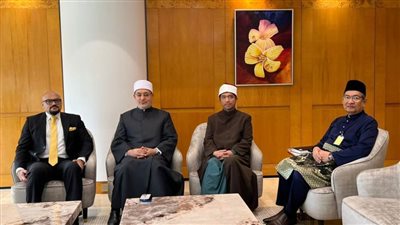 مفتي ماليزيا والسفير المصري لدى كوالالمبور يودعان مفتي الجمهورية في ختام زيارته الرسمية للبلاد