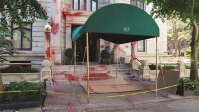 احتجاجًا على تغطية حرب غزة.. متظاهرون يرشون طلاء أحمر على منزل مدير 