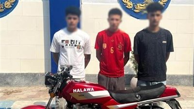  كشف ملابسات تداول فيديو بقيام 3 أشخاص مستقلي دراجة نارية بدون لوحات معدنية بصفع طفل بكفر الشيخ 