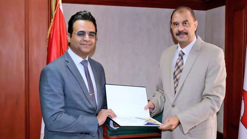 محافظ سوهاج يكرم