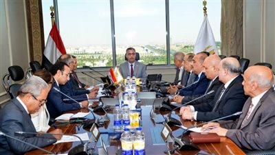 وزير التموين يجتمع مع قيادات القابضة لمتابعة توافر السلع وضبط الأسواق