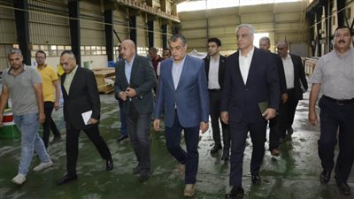 وزير الإنتاج الحربي يطمئن على سير العملية الإنتاجية خلال مرور مفاجئ على (مصنع 100 الحربي)