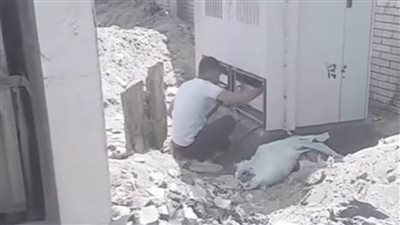 حقيقة تداول فيديو بقيام بعض الأشخاص بسرقة بطاريات محول كهربائي 