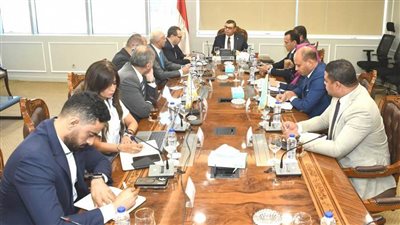 وزير الإسكان يتابع آليات طرح الأراضي والفرص الاستثمارية بالمدن الجديدة
