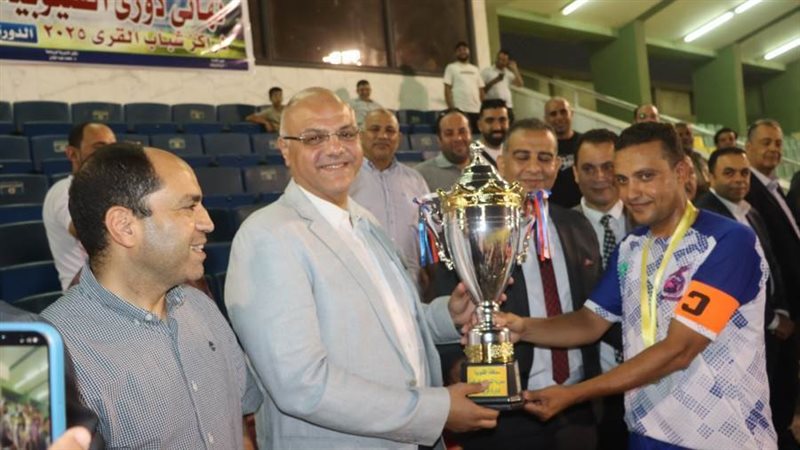 تسليم الكأس لفريق