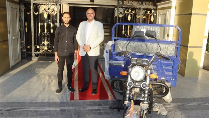 محافظ القليوبية يهدى