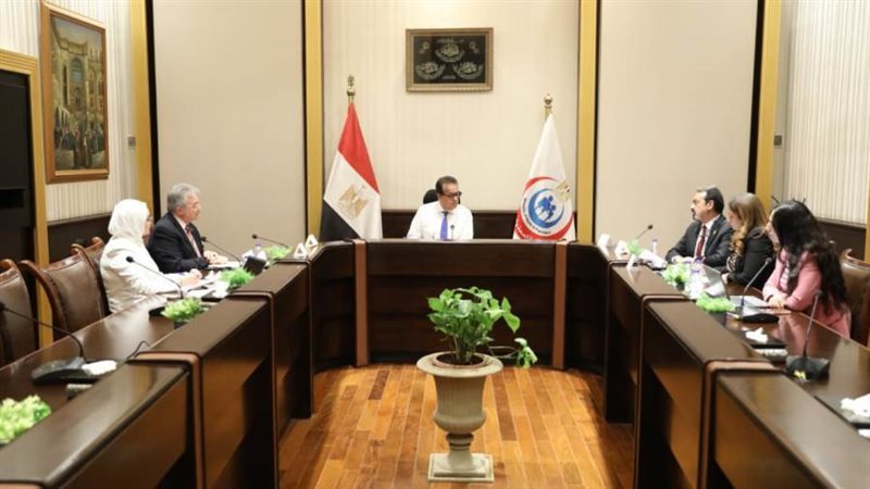 اجتماع وزير الصحة