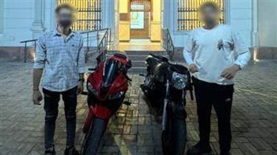 تفاصيل تداول فيديو بقيام قائد دراجة نارية بتصوير آخر أثناء سيرهما بسرعة عالية