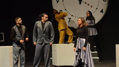 العرض المسرحي (طوق) يحظى باهتمام جماهيري في مهرجان المسرح التجريبي