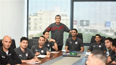 أوسكار رويز يراجع مع حكام الـVAR أبرز الحالات التحكيمية قبل استئناف الدوري