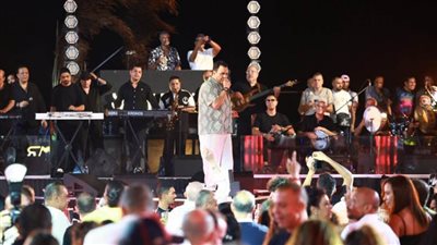 محمد فؤاد يتألق في حفل جماهيري ضخم بالساحل الشمالي