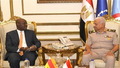  القائد العام للقوات المسلحة يلتقى القائم بأعمال وزير الدفاع لجمهورية غانا