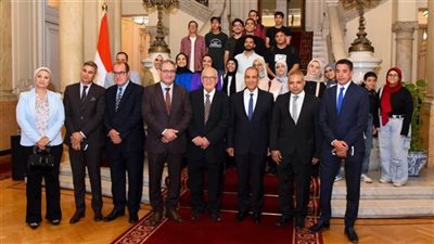 وزير الخارجية يلتقي أوائل الثانوية العامة