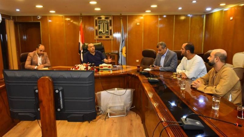 لقاء محافظ أسيوط