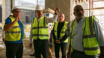 وزير قطاع الأعمال يتابع الموقف التنفيذي لتطوير فندق شبرد التاريخي 