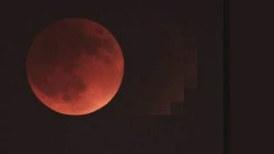 بالصور.. اكتمال ظاهرة خسوف القمر في سماء القاهرة 