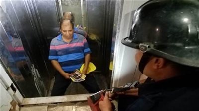 أمن القاهرة ينقذ شخصًا محتجزًا داخل مصعد بعقار 