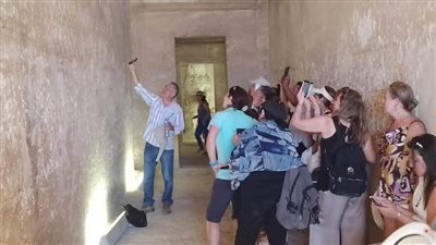 وفود أجنبية تزور المناطق الأثرية.. ومحافظ المنيا يؤكد أهمية قطاع السياحة في دعم التنمية الاقتصادية