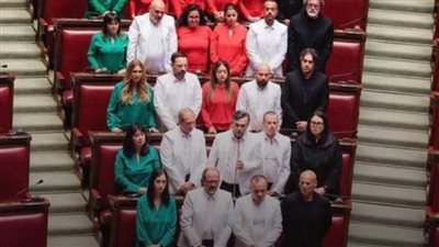 نواب بالبرلمان الأوروبي يرتدون سترات حمراء تضامنًا مع غزة