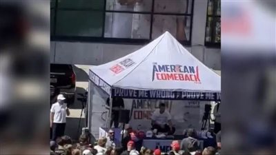 برصاصة في رقبته.. إطلاق نار على ناشط محافظ شهير في أمريكا 