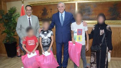 محافظ الغربية يسلم الزي المدرسي ويسدد المصروفات لـ 35 طالبًا من الأولى بالرعاية