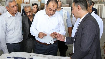 وزير قطاع الأعمال يتفقد شركة المستلزمات الطبية بالعاشر من رمضان