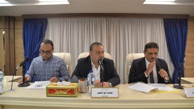 محافظ أسيوط يستعرض استعدادات العام الدراسي الجديد خلال اجتماع المجلس التنفيذي