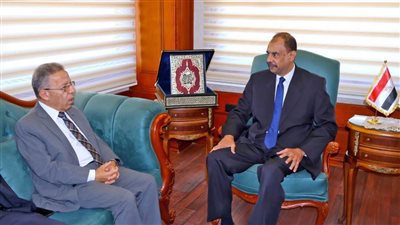 محافظ سوهاج يستقبل النقيب العام لأطباء مصر