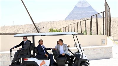 رئيس الوزراء يتفقد 