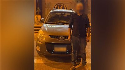 كشف ملابسات تداول فيديو يظهر خلاله تشبث شخص بسيارة حال سيرها بالقاهرة